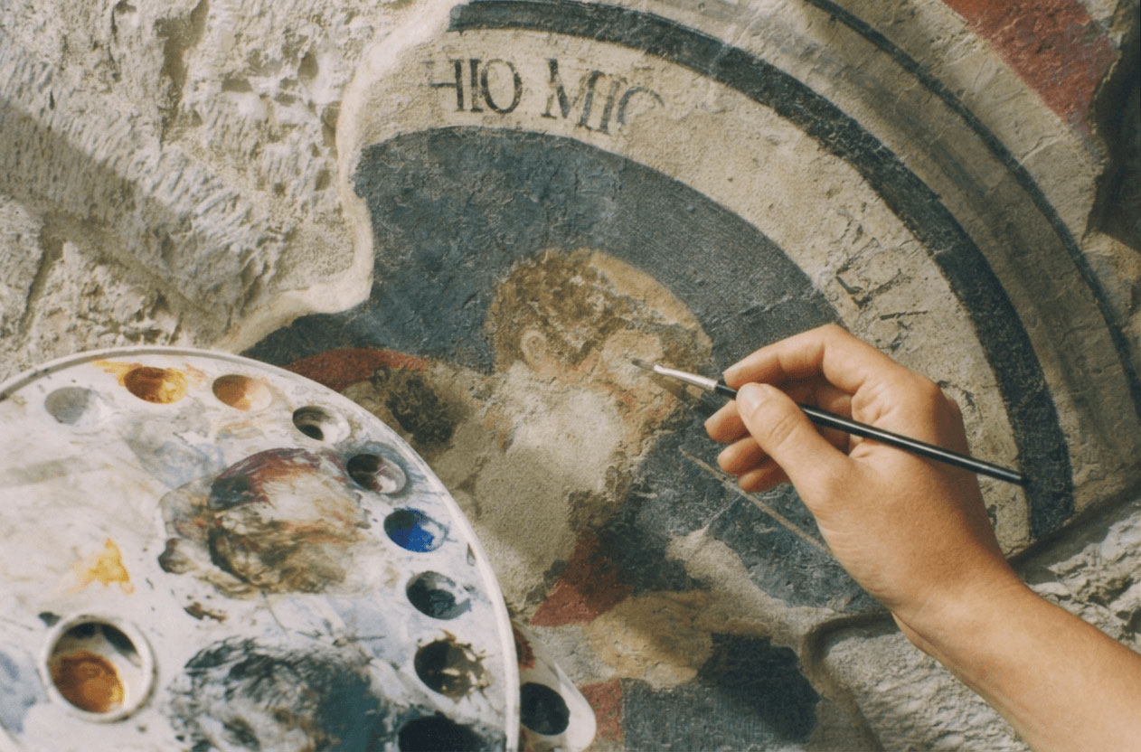 Restauratrice a Udine al lavoro su affreschi Restauratrice a Udine al lavoro su affreschi